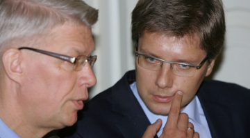 Vēlēšanu uzvarētāji Valdis Zatlers (no kreisās) un Nils Ušakovs koalīcijas veidošanas sarunās. Foto: Raitis Plauks, F64