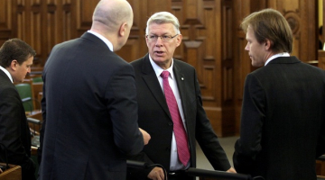 Reformu partijas līderis Valdis Zatlers (centrā) Saeimas sēdē. Foto: Ieva Čīka, LETA