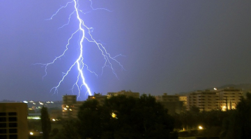 Šis gan nav zibens Īrijā, bet Albānijā. Foto: AFP/LETA