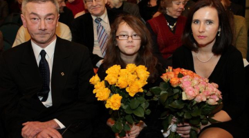 Grāmatas autors Rimants Ziedonis ar sievu Agnesi un meitu Evelīnu piedalās Imanta un Rimanta Ziedoņu grāmatas "Leišmalīte" prezentācijā Rīgas Latviešu biedrības namā. Foto: Ieva Čīka, LETA