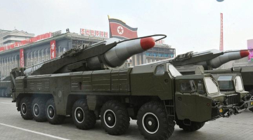 Ziemeļkorejas "Musudan" raķetes militārās parādes laikā Phenjanā. Foto: EPA/LETA