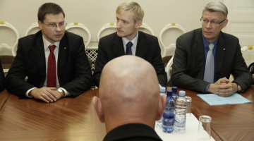 Valdis Dombrovskis (no kreisās), Edmunds Sprūdžs un Valdis Zatlers valdības sarunās. Foto: Jānis Saliņš, F64