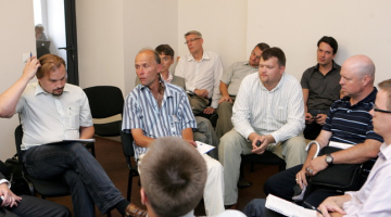 Artūrs Zvejsalnieks (no kreisās) Zatlera Reformu partijas domubiedru diskusijā. Foto: Raitis Plauks, F64