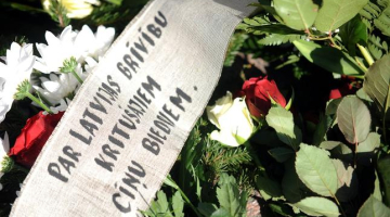 Ziedi pie Brīvības pieminekļa pērn 16.martā. Foto: Evija Trifanova, LETA