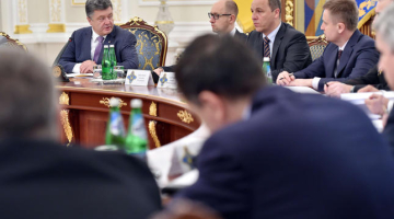 Ukrainas prezidents Petro Porošenko runā Nacionālās drošības padomes sēdē. Foto: AFP/LETA