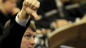 SC deputāti Saeimā balso pret Nacionālās apvienības ierosinājumu pārtraukt izniegt termiņuzturēšnās atļaujas. Foto: Romāns Kokšarovs, F64