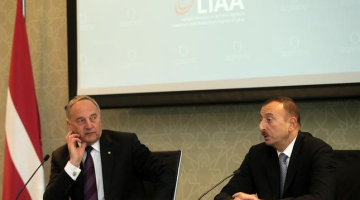 Latvijas Valsts prezidents Andris Bērziņš (no kreisās) un Azerbaidžānas prezidents Ilhams Alijevs piedalās Azerbaidžanas-Latvijas biznesa forumā Baku šogad aprīlī. Foto: Ieva Čīka, LETA