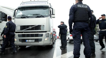 Starptautisko un vietējo kravu pārvadāšanas uzņēmumu pārstāvju kravas automašīnu karavānas bloķē satiksmes plūsmu 11.novembra krastmalas posmā starp Vanšu un Akmens tiltiem, protesta akcijas laikā par "steigšus ieviestā papildu ceļu nodokļa" iekasēšanas sākšanu. Foto: Ieva Čīka, LETA