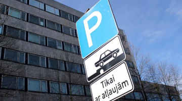 Rīgas autostāvvietā. Foto: Diāna Lozko, LETA