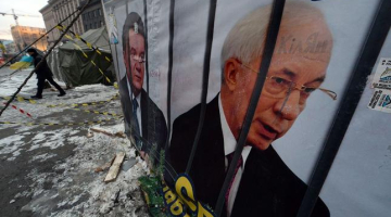 Bijušie - Ukrainas valdības vadītāja Mikolas Azarova (pa labi) un eksprezidenta Viktora Janukoviča portreti Maidana laikā šogad. Foto: AFP/LETA