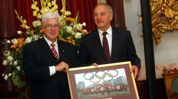 Tradicionāls foto ar sportistiem - prezidents Andris Bērziņš un LOK vadītājs Aldons Vrubļevskis. Foto: Edijs Pālens, LETA
