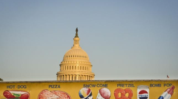 ASV Kongresa ēka aiz pārtikas reklāmas. Foto: AFP/LETA