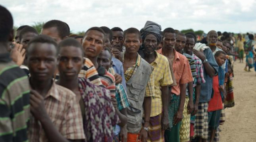 Somālijas bēgļi gaida ANO pārtikas palīdzību. Foto: AFP/LETA