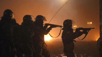 20.februāris. "Berkut" šauj uz demonstrantiem. Foto: ITAR-TASS/LETA