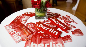 Reklāmas lapiņas ar domēnu .berlin. Foto: AFP/LETA
