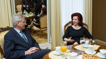 Zviedrijas ārlietu ministrs Karls Bilts tikšanās laikā ar Saeimas priekšsēdētāju Solvitu Āboltiņu (Vienotība). Foto: Saeimas preses centrs