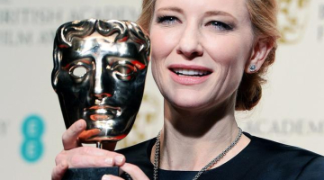 Austrāliešu aktrise Keita Blanšeta pozē ar saņemto BAFTA balvu labākās aktrises kategorijā par lomu filmā "Blue Jasmine". Foto: EPA/LETA