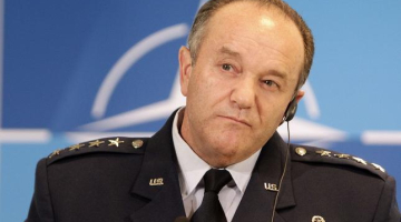 NATO Eiropas spēku komandieris Filips Brīdlovs preses konferencē Viļņā. Foto: AFP/LETA