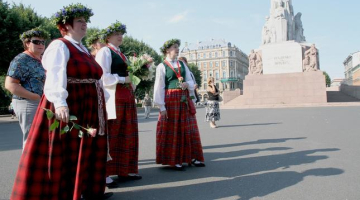 Pie Brīvības pieminekļa. Foto: Kaspars Krafts, F64