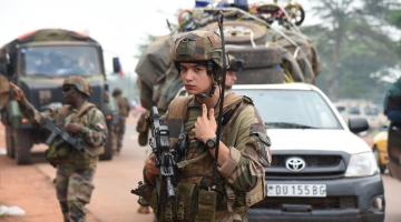 Franču karavīru konvojs pavada kolonu Centrālāfrikas Republikā, Bangui. Foto: AFP/LETA