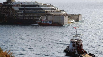 ''Costa Concordia'' izcelta peldus stāvoklī. Foto: AFP-LETA