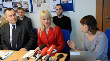 Centrālās vēlēšanu komisijas priekšsēdētājs Arnis Cimdars (no kreisās), KNAB Politisko organizāciju finansēšanas kontroles nodaļas vadītāja Inga Jaunskunga un Eiropas Parlamenta Informācijas biroja Latvijā vadītāja vietas izpildītāja Marta Rībele piedalās preses konferencē. Foto: Ieva Čīka, LETA