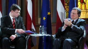 Valdis Dombrovskis (no kreisās) un Eiropas Komisijas priekšsēdētājs Žozē Manuels Barrozu piedalās svinīgajā pasākumā par godu eiro ieviešanai Latvijā. Foto: Edijs Pālens, LETA