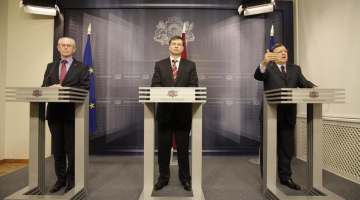 Ministru prezidents Valdis Dombrovskis (centrā) tikšanās laikā ar Hermani van Rompeju un Žozē Manuelu Barrozu. Foto no Valsts kancelejas