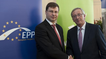 Valdis Dombrovskis (no kreisās) tikšanās laikā Latvijā ar Žanu Klodu Junkeru. Foto: Gints Ivuškāns, F64