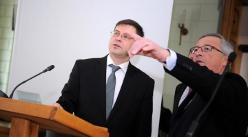 Bijušais Ministru prezidents Valdis Dombrovskis (no kreisās) un Eiropas Komisijas priekšsēdētāja amata kandidāts Žans Klods Junkers šogad aprīlī apskata Ministu kabineta sēžu zāli pēc tikšanās ar Ministru prezidenti. Foto: Edijs Pālens, LETA