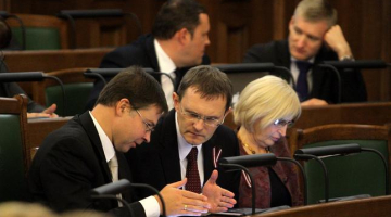 Saeimas sēdē par 2014.gada budžetu apspriežas valdības vadītājs Valdis Dombrovskis un finanšu ministrs Andris Vilks. Foto: Egons Ansbergs, F64