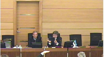 Ir.lv lasītāja šodien vērojusi Rīgas domes 2014.gada budžeta pieņemšanas procesu Rīgas pašvaldības portālā. Protams, ka domes pozīcija SC/GKR daudzos opozīcijas iesniegtos priekšlikumus noraidīja ar balsojumu "atturas" palīdzību, raksta lasītāja, norādot, ka par to ļoti atklāti priecājās Rīgas domes priekšsēdētāja vietnieks Andris Ameriks un priekšsēdētājs Nils Ušakovs. Viņa fiksējusi, kā abi nekautrīgi pašu organizēto balsošanas procesu iemūžina planšetdatorā. "Šis ir patiesais veids, kā Rīgas valdošā koalīcija attiecas pret rīdziniekiem," raksta Aija Lasmane. Foto: Aija Lasmane