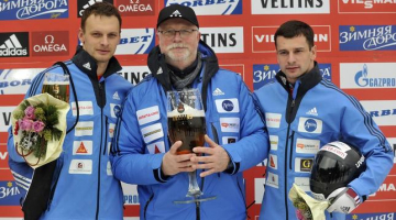 Martins Dukurs (no labās), Dainis Dukurs un Tomass Dukurs Pasaules kausa posmā skeletonā Vinterbergā Vācijā. Foto: Romāns Kokšarovs, F64