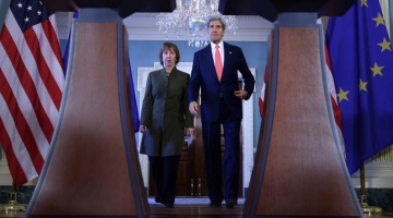 ES augstā ārlietu pārstāve Ketrīna Eštone (no kreisās) un ASV valsts sekretārs Džons Kerijs dodas uz preses konferenci. Foto: AFP/LETA