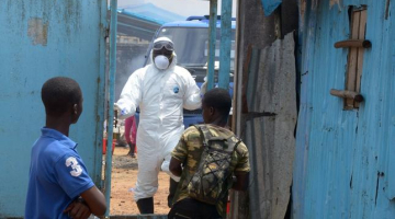 Ar Ebolas vīrusu infocēto radinieki gaida pie slimnīcas vārtiem Monrovijā. Foto: AFP/LETA
