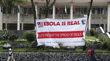 Plakāts pie Monrovijas pilsētas mērijas, kas brīdina par Ebolas vīrusu. Foto: EPA/LETA