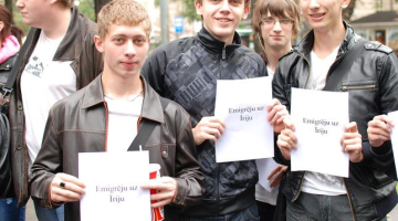 Jaunieši pirms pāris gadiem akcijā pret emigrāciju. Foto: Emīls Desjatņikovs, F64