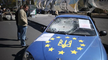 Sasista automašīna Kijevas Neatkarības laukumā. Foto: ITAR-TASS/LETA