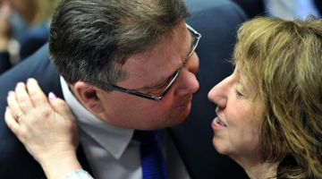 Lielie un mazie - Lietuvas ārlietu ministrs Lins Linkēvičs tiekas ar ES ārlietu augstāko pārstāvi Ketrīnu Eštoni. Foto: AFP/LETA