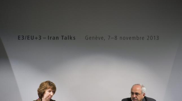Eiropas Savienības augstākā ārlietu pārstāve Ketrīna Eštone un Irānas ārlietu ministrs Mohamads Džavads Zarifs preses konferencē. Foto: EPA/LETA