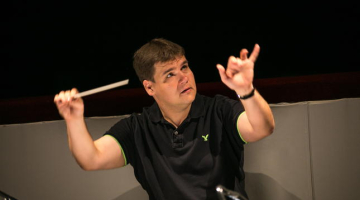 Diriģents Andris Poga mēģinājuma laikā operā. Foto Andrejs Terentjevs, F64