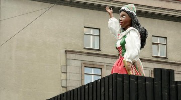 Instalācija "Pieminekļu kari". Foto - Dmitrijs Suļžics, F64