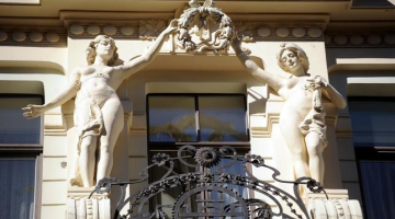 Atjaunotas skulptūras ēkas fasādē Rīgā. Foto: Edijs Pālens, LETA