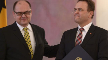 Vācijas zemkopības ministrs Kristians Štolcs (no kreisās) un viņa priekštecis Hanss Pēters Frīdrihs. Foto: AFP/LETA