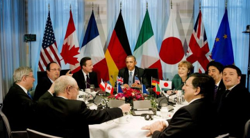 G7 valstu vadītāju samitā - ASV prezidents Baraks Obama (centrā), pa kreisi viņam sēž britu premjerministrs Deivids Kamerons, pa labi - Vācijas kanclere Angela Merkele. Foto: AFP/LETA