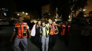 Mediķi Gazas joslā palīdz Izraēlas apšaudē ievainotajam. Foto: AFP-LETA