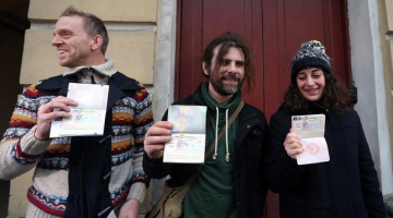 “Greenpeace International” aktīvisti priecājas Sanktpēterburgā, saņēmuši Krievijas imigrācijas dienesta atļaujas izceļot no valsts. Foto: AFP/LETA