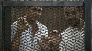 "Al Jazeera" žurnālists Pēteris Greste (no kreisās) un Ēģiptes žurnālists Muhameds Bahers tiesas sēdē. Foto: AFP/LETA