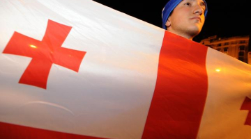 Četras potenciālās jaunās NATO dalībvalstis - Gruzija (attēlā valsts karogs), Maķedonija, Melnkalne un Bosnija un Hercegovina - informētas, ka paplašināšanās tuvākajā laikā nebūs organizācijas dienaskārtībā. Foto: AFP/LETA