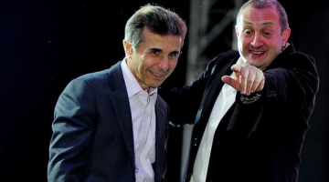 Giorgijs Margvelašvili (pa labi) kopā ar Gruzijas premjerministru Bidzinu Ivanišvili priekšvēlēšanu vakarā. Foto: ITAR-TASS/LETA